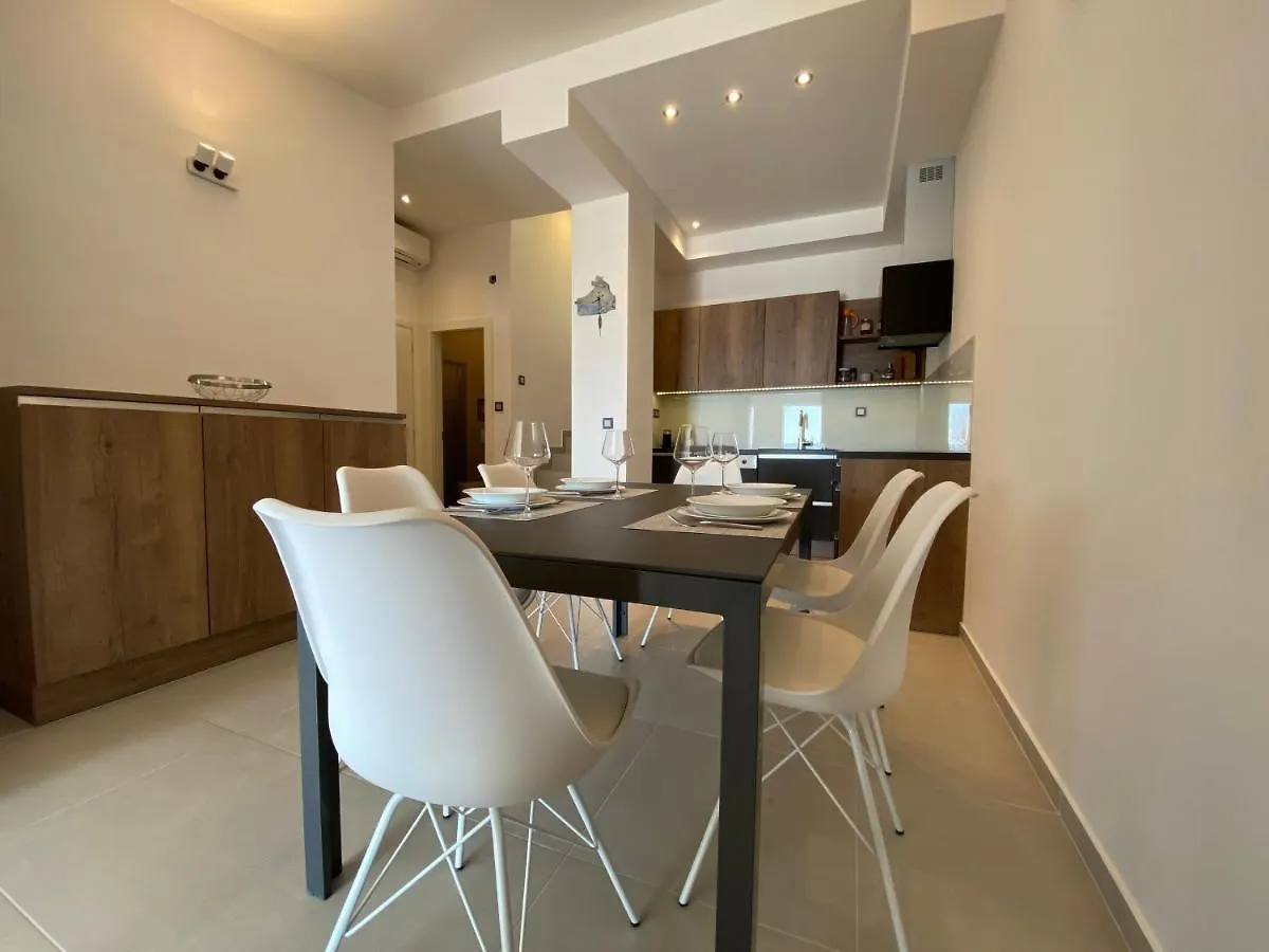 Holiday House Laura Vir