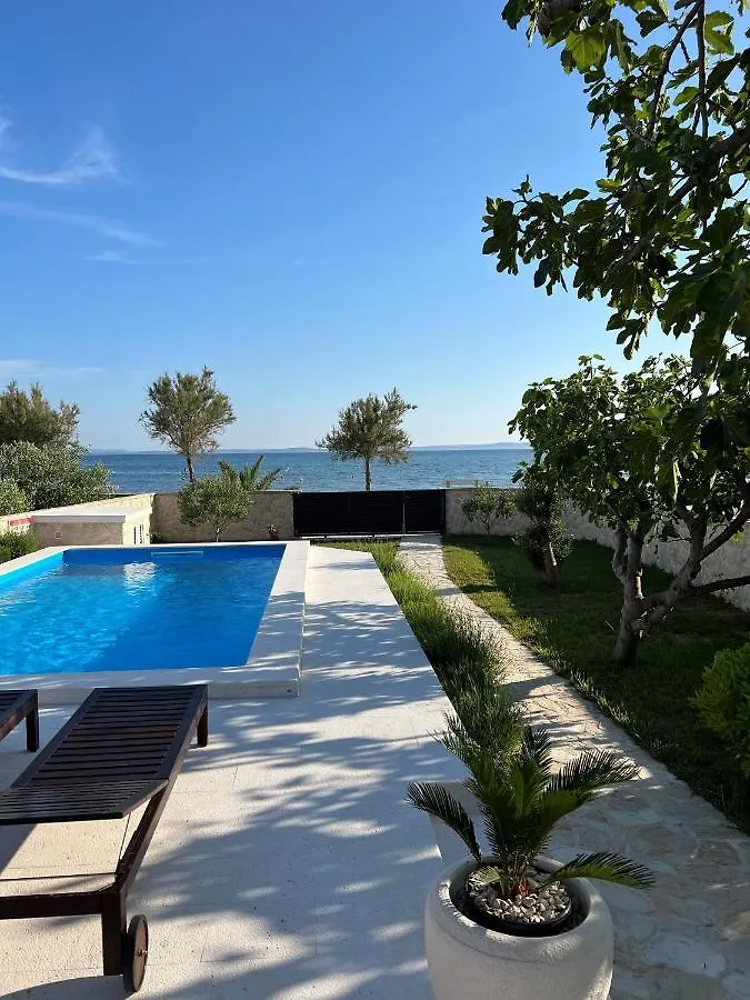 Holiday House Laura Vir