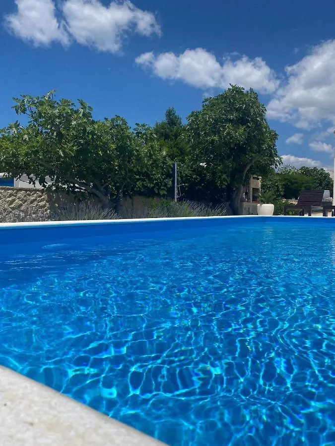 Holiday House Laura Vir