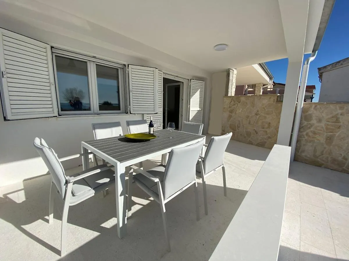 Holiday House Laura Vir