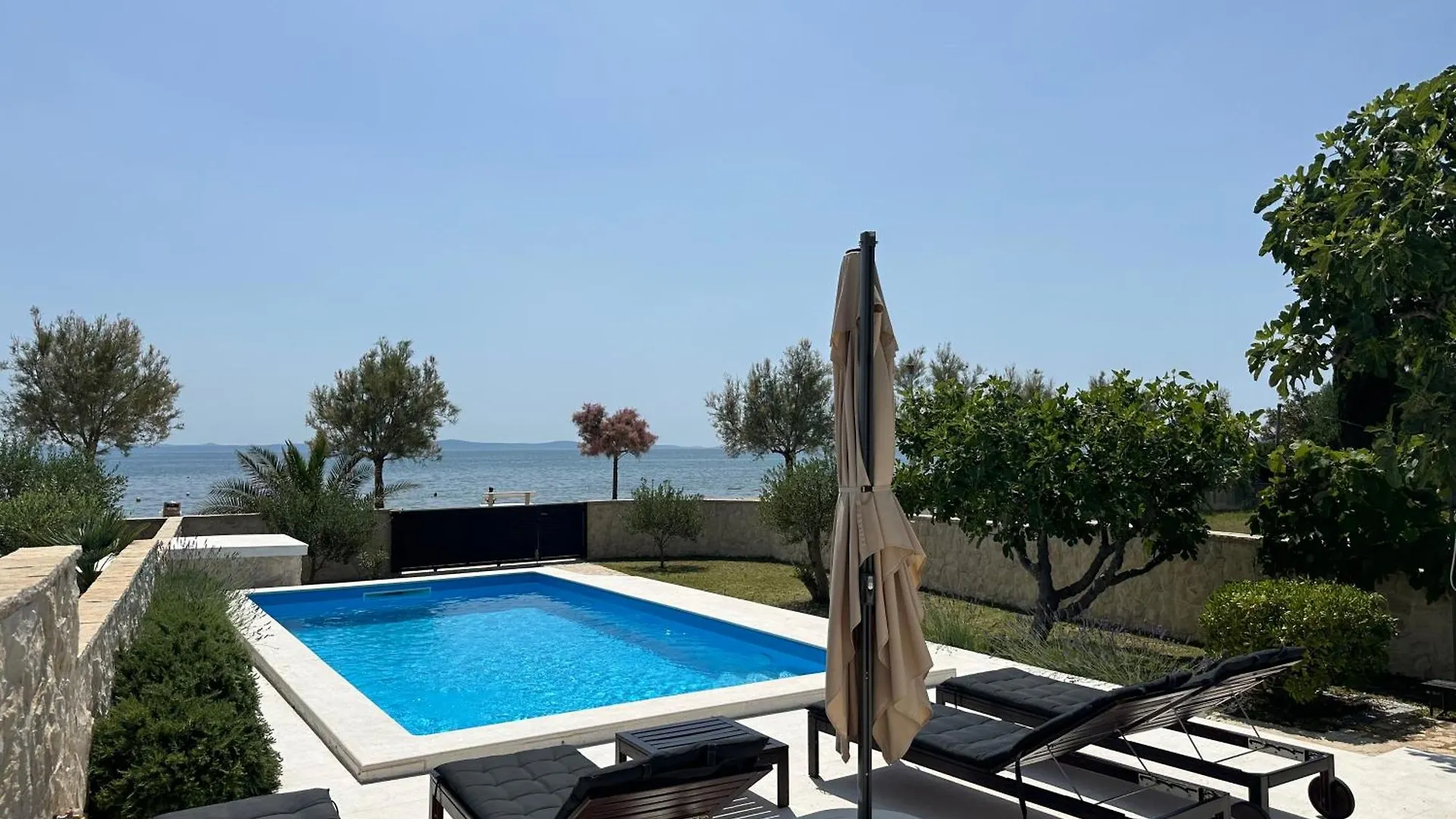 Holiday House Laura Vir